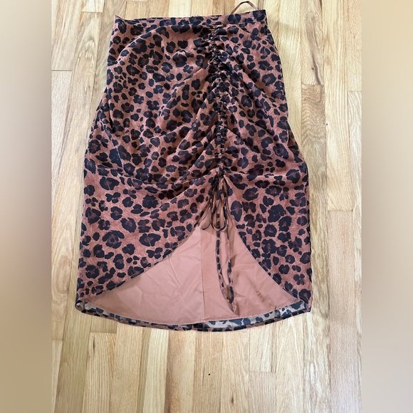 NWOT Gianni Bini cheetah print skirt with cinched ribbon size 10 - Picture 2 of 8